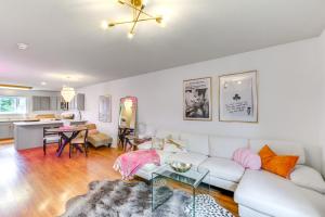 モーガンタウンにあるChic Morgantown Vacation Rental - 2 Mi to WVU!の白いソファとテーブルのあるリビングルーム