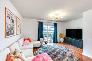 モーガンタウンにあるChic Morgantown Vacation Rental - 2 Mi to WVU!のソファとテレビのあるリビングルーム