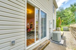 モーガンタウンにあるChic Morgantown Vacation Rental - 2 Mi to WVU!の大きな窓のある家