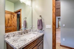 Koupelna v ubytování Fire Pit and Deck Airy Cabin Near Pinetop Lakes + 17 fotografií