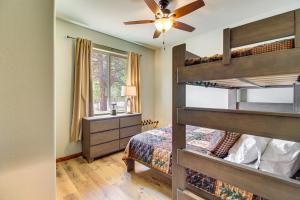 Postel nebo postele na pokoji v ubytování Fire Pit and Deck Airy Cabin Near Pinetop Lakes