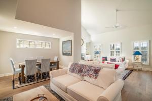 Una sala de estar con un sofá y un comedor. en Sportsman's Creek Retreat Newly Renovated, en Pawleys Island