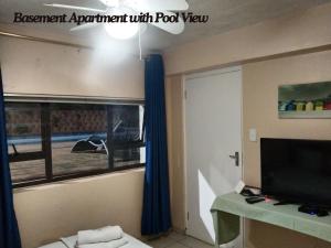 Una televisión o centro de entretenimiento en Bayete Self Catering