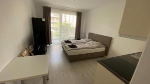 Posteľ alebo postele v izbe v ubytovaní 1 room Apartment with terrace, Slnečnice