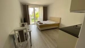 Ένα ή περισσότερα κρεβάτια σε δωμάτιο στο 1 room Apartment with terrace, Slnečnice, 18B
