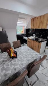 uma cozinha com mesa e cadeiras em uma sala em Apartman Biser Pive em Plužine