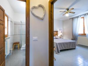 カザーレ・マリッティモにあるApartment Preselle by Interhomeのベッドルーム1室(ベッド1台付)が備わります。壁にハートサインが付いています。 +44枚の写真