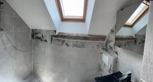 bagno con scala e finestra di Maison avec plan d'eau a Saint-Gervais-du-Perron