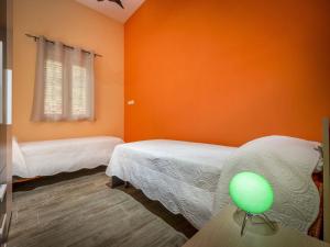 Posteľ alebo postele v izbe v ubytovaní Villa Mari e Monti by Interhome