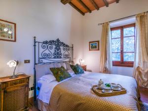 Un pat sau paturi într-o cameră la Holiday Home Villa il Giglio by Interhome