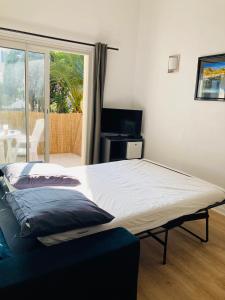 Posteľ alebo postele v izbe v ubytovaní Charming 1 bedroom flat, Biarritz center with pool and car park