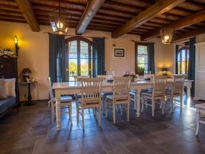 PeccioliにあるVilla Leopolda by Interhomeの大きなテーブルと椅子のあるダイニングルーム