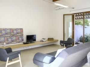 A television and/or entertainment centre at Holiday Home Barbara by Interhome
