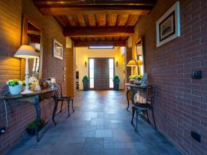 PeccioliにあるVilla Leopolda by Interhomeの2つのテーブルとレンガの壁がある廊下 +22枚の写真