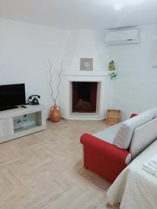 a living room with a couch and a fireplace at L'alloggio delle vacanze estive in Corsano