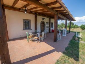 un patio avec une table et des chaises sous une pergola en bois dans l'établissement Holiday Home Pescatori by Interhome, à Bagnoregio