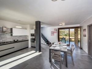 Kuchyňa alebo kuchynka v ubytovaní Villa Rocchi Livreri by Interhome