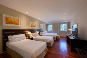 เตียงในห้องที่ Orfeo Suites Cordoba