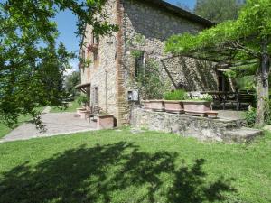 A garden outside Holiday Home Casale Del Re by Interhome