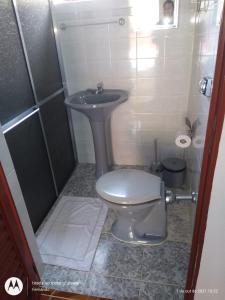 クーニャにあるChale na natureza dentro pousada pedacinho do ceuのトイレと洗面台のある小さなバスルーム