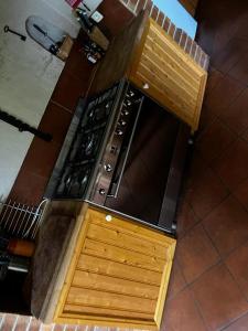 una vista dall'alto di un forno da cucina di Maison de campagne du XVIIe siècle a Lammerville Altre 3 foto