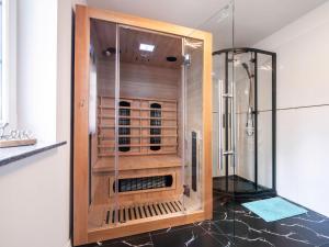 eine Dusche mit Glaskabine im Bad in der Unterkunft Holiday Home Country House Premium by Interhome in Dobra