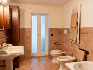 A bathroom at Villa Rimbaudo by Interhome