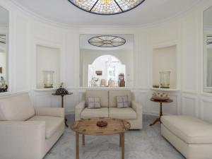 een woonkamer met twee banken en een tafel bij Villa Villa incredible View by Interhome in Mortola Superiore +43 foto's