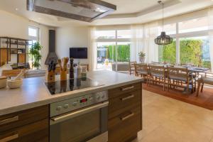 a kitchen with a stove and a dining room at La Lunita in Santa Eularia des Riu
