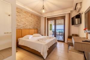 Katil atau katil-katil dalam bilik di Dafni's Beachfront Luxury Studios