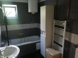 Ένα μπάνιο στο Apartments Kabalin 1 +4 φωτογραφίες