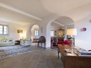 PeccioliにあるVilla Ghizzano by Interhomeのソファとテーブルのあるリビングルーム