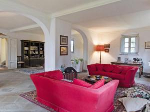 PeccioliにあるVilla Ghizzano by Interhomeのリビングルーム(赤いソファ、テーブル付)