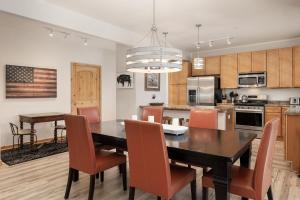 Η κουζίνα ή μικρή κουζίνα στο Trailhead Lodge 621 condo +38 φωτογραφίες