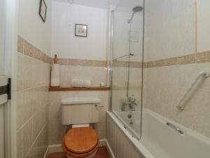 ein Badezimmer mit Toilette und Glasdusche in der Unterkunft Beckaford Cottage in Newton Abbot + 15 Fotos