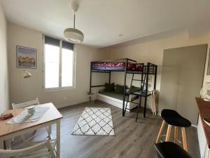 Ένα ή περισσότερα κρεβάτια σε δωμάτιο στο Studio 4 Emplacement Idéal entre Château et Centre