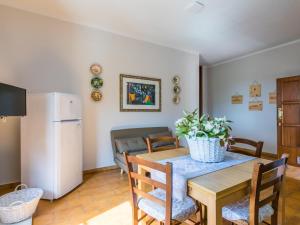 カザーレ・マリッティモにあるApartment Casalvecchio by Interhomeのテーブルと冷蔵庫のあるキッチンとダイニングルーム +49枚の写真