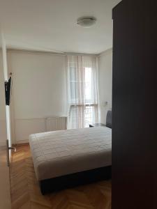 ヴァリェヴォにあるStan na dan Apartman Kovačevićのベッドと窓のある寝室