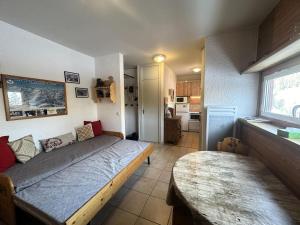 a small bedroom with a bed and a kitchen at Résidence Le Pelvoux I - RESIDENCE LE PELVOUX I MAE-0031 in Vars