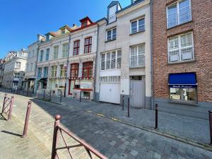 a row of buildings on a city street at La treille Vieux-Lille - 4 pers - Parking in Lille