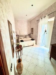 1 dormitorio con 1 cama y un jarrón en el suelo en Rian House, en Nápoles
