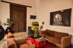 ein Wohnzimmer mit Sofa und Tisch in der Unterkunft Casa Raco - Parras de la Fuente in Parras de la Fuente