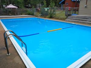a large blue swimming pool with a pole in the water at Oakhill Pines Campground in Bridgewater
