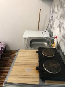 ティミショアラにあるone roomのコンロと電子レンジのある小さなキッチン