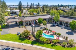 Bazén v ubytování Red Lion Inn & Suites Deschutes River - Bend nebo v jeho okolí