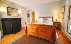 Postel nebo postele na pokoji v ubytování Gillespie House Inn