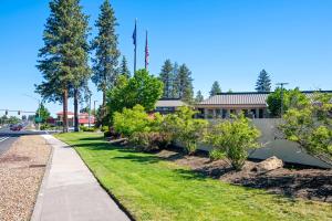 Zahrada ubytování Red Lion Inn & Suites Deschutes River - Bend