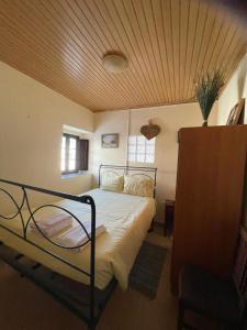 un dormitorio con una cama en una habitación en Vendinha - Sonega, en Sines