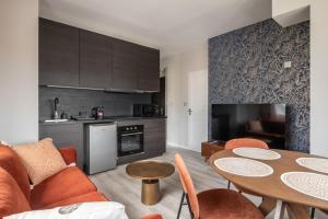 a living room with a table and a kitchen at Le Vercors - Gare - CEA - STMicro in Fontaine