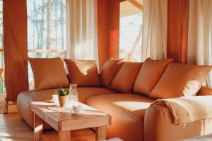 Glamping Mazury - Przystań Jeziorany的休息区